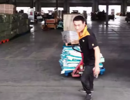條件差的地面，該怎么使用手動液壓搬運(yùn)車