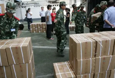 成捆高考試卷太重，印刷廠職工使用手動(dòng)液壓搬運(yùn)車(chē)更省力