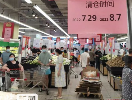石家莊兩大知名連鎖超市撤店，店員用液壓搬運車搬運貨柜