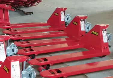 物流園貨物搬運(yùn)冠航手動(dòng)液壓搬運(yùn)車高效工作